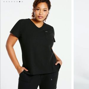 Jaanuu 3-pocket V-neck scrub top (black)